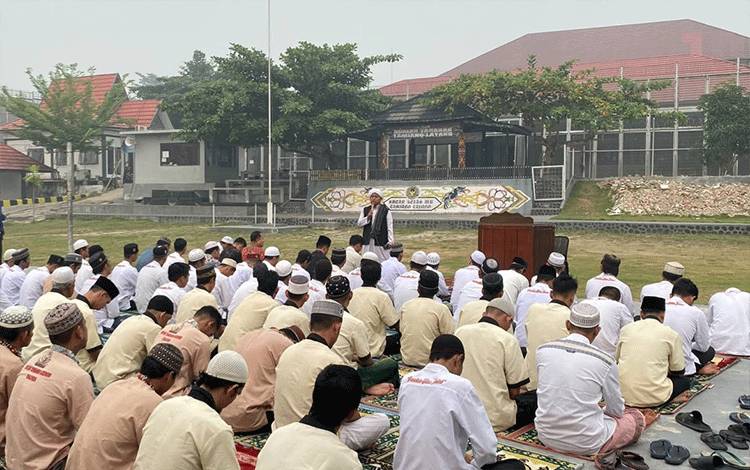 Rutan Tamiang Layang Gelar Salat Istisqa di Tengah Kabut Asap yang Belum Reda