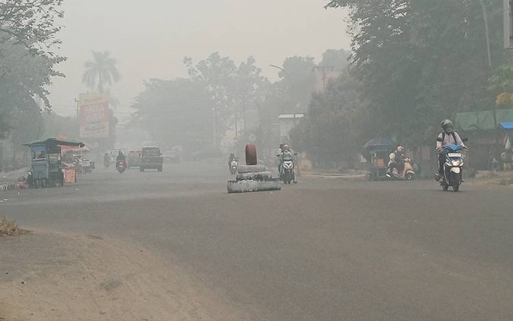 Warga Keluhkan Kabut Asap di Sampit Makin Pekat Saat Siang