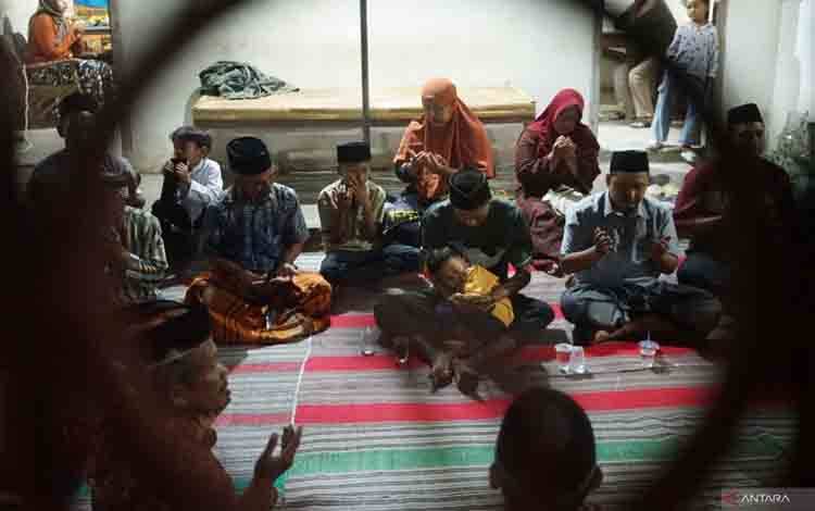 Warga dan Keluarga Penumpang KM Virgo di Tulungagung Gelar Doa Bersama