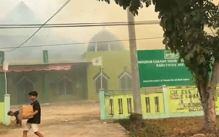 Asap dari karhutla di kawasan Kantor PCNU Kapuas di Jalan Pemuda, Kuala Kapus, Jumat, 18 September 2026. (FOTO: TRC Kapuas)