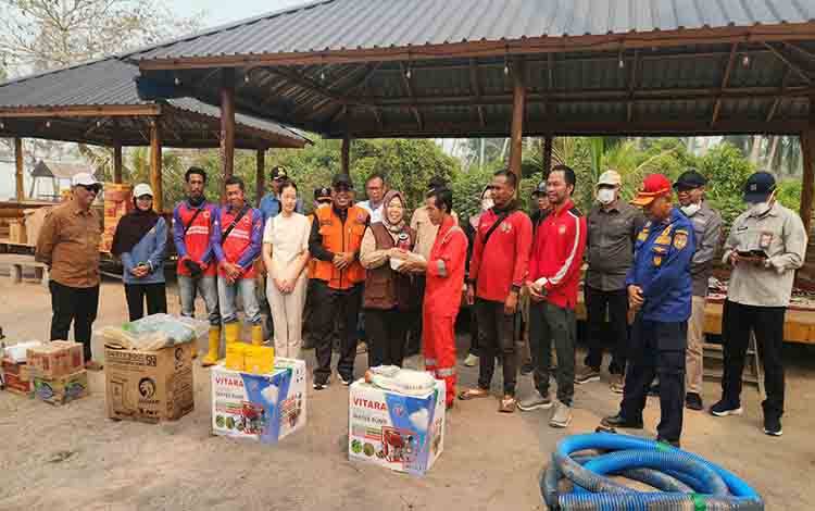Monitoring Hotspot Karhutla, Bupati Kobar Salurkan Bantuan untuk MPA