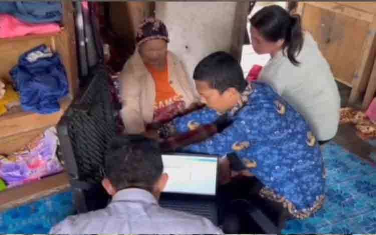 Jelawat Dumah Disdukcapil Kotim Berikan Kemudahan Layanan Adminduk Bagi Lansia dan Warga Sakit.
