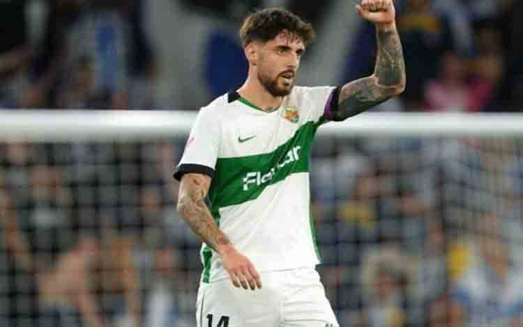 Penyerang Elche Fer Nino merayakan keberhasilannya mencetak gol ke gawang Espanyol pada pertandingan Liga Spanyol di Stadion RCDE, Barcelona, Jumat (18/9/2026) waktu setempat. (laliga.com)
