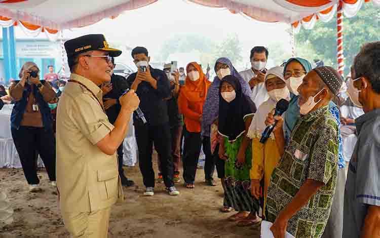 Gubernur Agustiar Sabran saat menyapa warga di Kelurahan Kalampangan. (FOTO:FRY)
