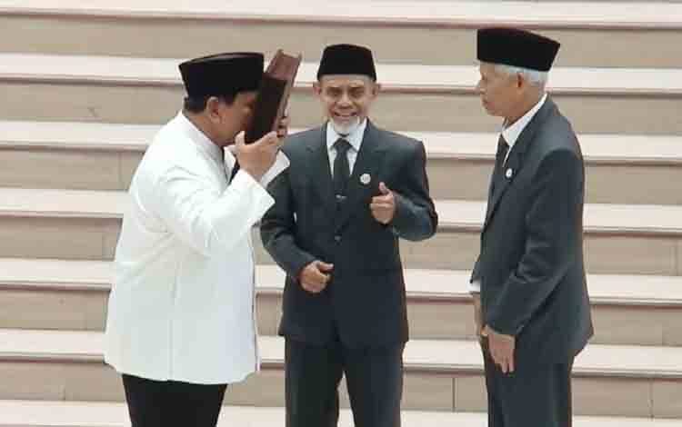Prabowo Cium Mushaf Al Quran Hadiah dari Gontor