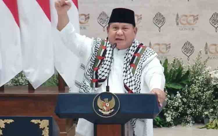 Prabowo Teriakkan Free Palestine dan Kenakan Keffiyeh di Gontor