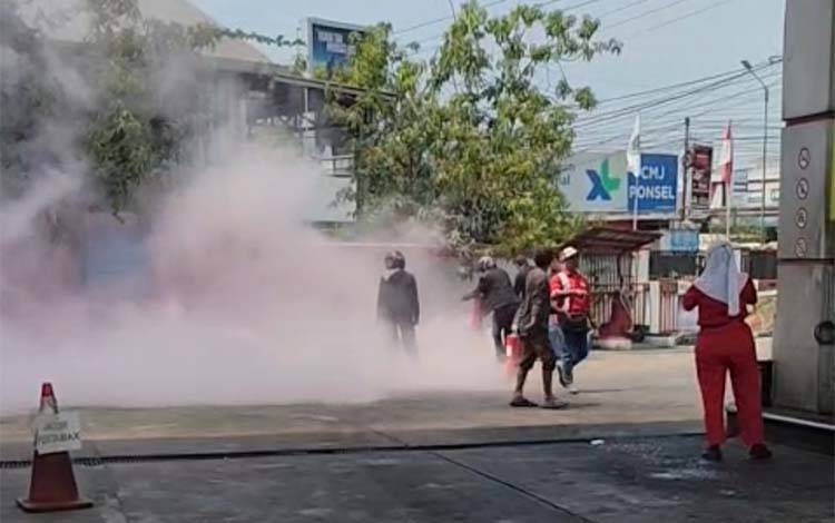 Sebuah sepeda motor yang semoat terbakar di SPBU Jalan A. Yani Km 14, Kecamatan Gambut, Kabupaten Banjar, Kalimantan Selatan, Sabtu siang, 19 September 2026. (FOTO: BIB Kalimantan)