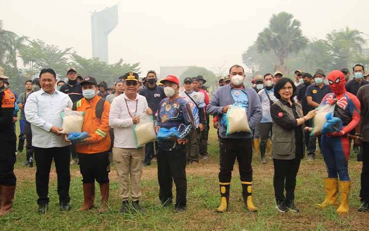 Gubernur Kalteng Beri Bantuan Pangan dan Jaminan Sosial Relawan Karhutla