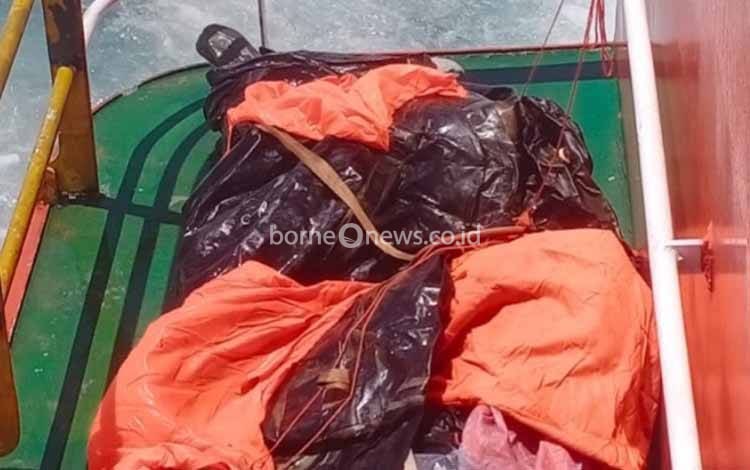 Temuan satu unit life raft atau sekoci penyelamat di area pencarian korban KM Virgo Transport 8 di perairan Laut Jawa, Sabtu, 19 September 2026. (FOTO: Basarnas Bjm)