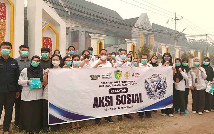 RSUD Palangka Raya Bagikan Masker Gratis di Tengah Kabut Asap
