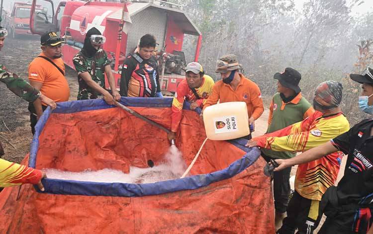 Proses pencampuran cairan pembasah untuk padamkan Karhutla yang melibatkan semua sektor termasuk BPBD Palangka Raya (Foto: MARINI)