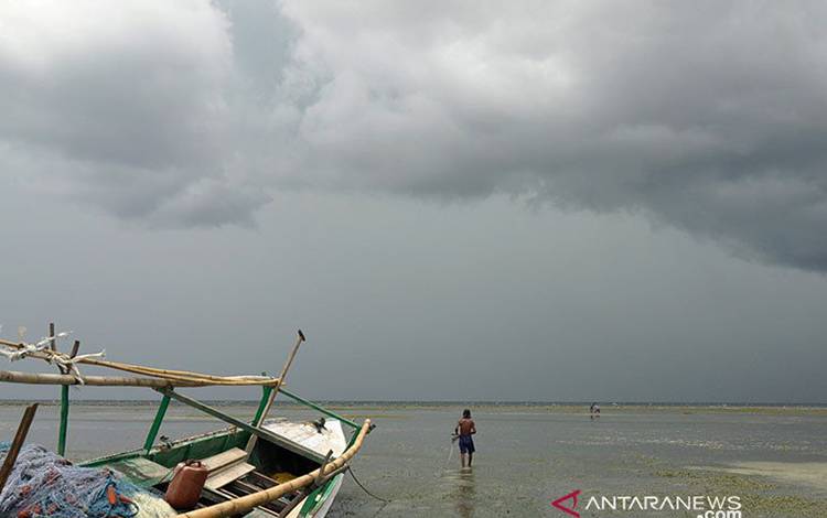 Arsip - Nelayan memasang jangkar perahu saat kondisi langit berawan tebal di Kabupaten Donggala, Sulawesi Tengah, Minggu (18/9). ANTARA FOTO/Mohamad Hamzah