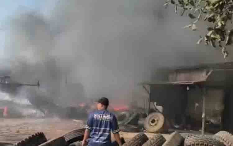 Situasi saat terjadinya kebakaran di kawasan Tol Basirih atau Jalan Gubernur Soebardjo, Kelurahan Basirih, Kecamatan Banjarmasin Barat, Kota Banjarmasin, Kalimantan Selatan pada Minggu, 20 September 2026. (FOTO: BIB Kalimantan)