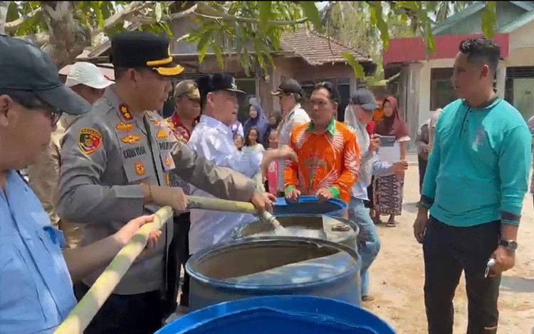 Pemuda Tani Kotim Salurkan Air Bersih ke Desa Sulit Dijangkau
