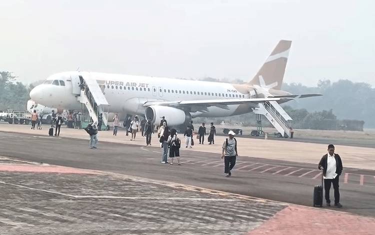 Penumpang turun dari pesawat Super Air Jet di Bandara H Asan Sampit, Minggu, 20 September 2026. (FOTO: IST)
