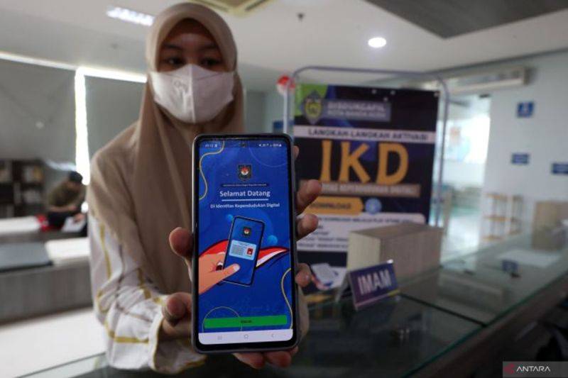 ILUSTRASI - Warga memperlihatkan aplikasi Identitas Kependudukan Digital (IKD) usai aktivasi oleh petugas. (ANTARA/Irwansyah Putra.)