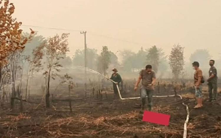 Tim Distanketpang Palangka Raya saat melakukan upaya pendinginan lahan di Jalan Ir Soekarno (Foto : IST)