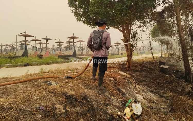 Cegah Api Merembet ke Pemakaman, Polsek Pahandut Padamkan Kebakaran di Km 12