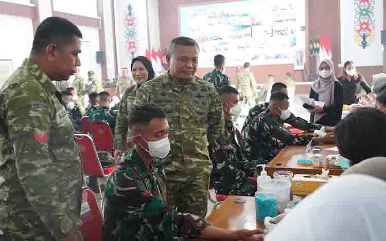 Kodam XXII/TB Cek Kesehatan dan Serahkan APD bagi Relawan Karhutla di HUT ke - 81 TNI