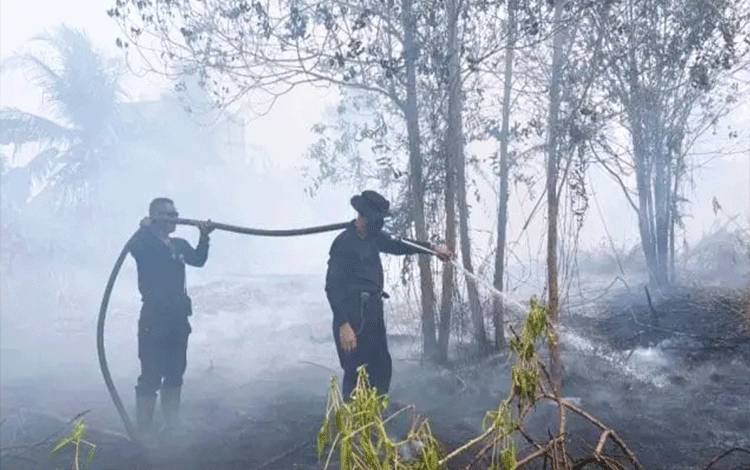 Pemadaman kebakaran hutan dan lahan. Gubernur Kalimantan Tengah (Kalteng), Agustiar Sabran menginginkan penanganan Karhutla tidak boleh berhenti pada upaya memadamkan api. (FOTO: IST)