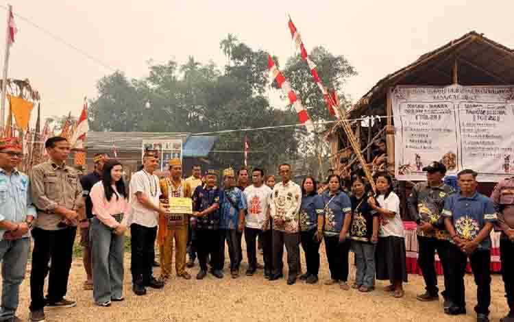 Bupati Gunung Mas Serahkan Bantuan untuk Tiwah di Tanjung Karitak
