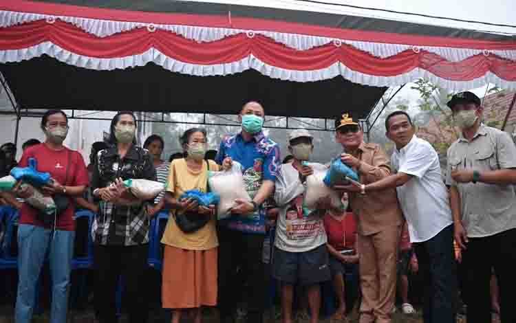 Gubernur Kalimantan Tengah H. Agustiar Sabran saat penyaluran bantuan. (FOTO:BIRO ADPIM SETDA KALTENG)