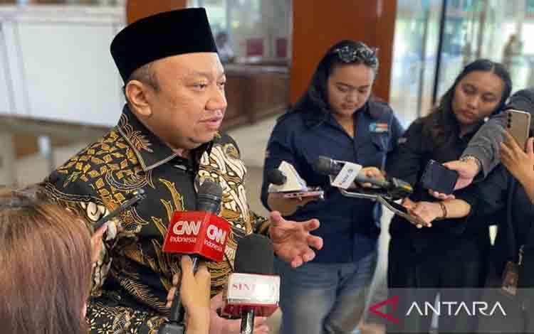 Wakil Ketua Komisi X DPR RI Lalu Hadrian Irfani menjawab pertanyaan wartawan di kompleks parlemen, Senayan, Jakarta, Senin (21/9/2026). ANTARA/Fath Putra Mulya