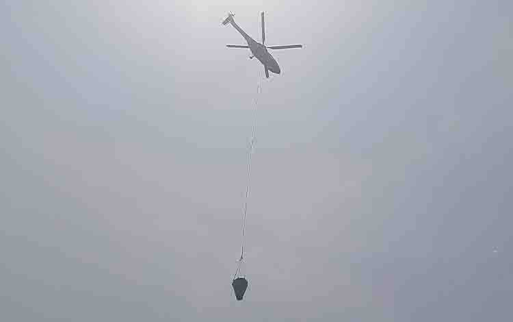 Heli Water Bombing Padamkan Karhutla di Taman Nasional Tanjung Puting