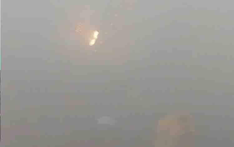 Kabut Asap Mencekam di Jalan Trikora Banjarbaru, Jarak Pandang Tinggal 1 Meter Buat Truk Terbalik