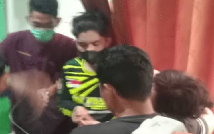 Dua Relawan Damkar Sesak Napas Saat Tangani Kebakaran di Km 9 Anjir