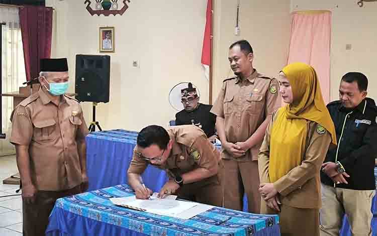 Serah Terima Camat Jekan Raya, Ellia Agustina Gantikan Untung Sutrisno
