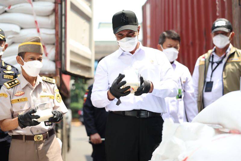 30 Kontainer Beras dan Garam Ditindak, Mentan: Beras Ilegal Rugikan Petani