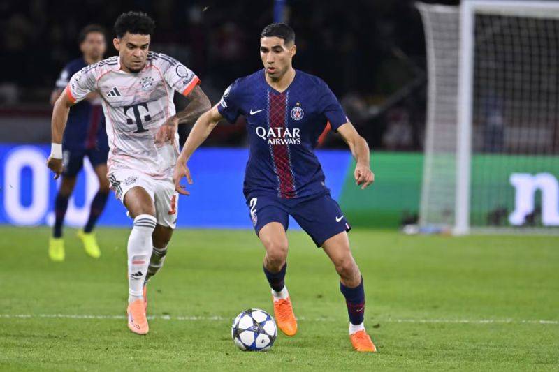 Bek Paris Saint-Germain (PSG) dan timnas Maroko Achraf Hakimi menggiring bola dalam sebuah pertandingan. (PSG.fr)