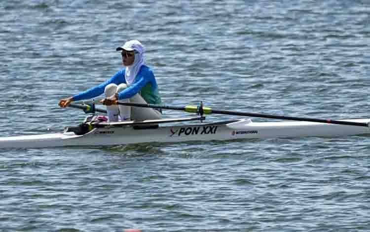 Foto arsip - Pedayung Mutiara Rahma Putri (tengah) memacu perahunya pada final dayung rowing putri nomor light weight single sculls (LW1X) PON XXI Aceh-Sumut 2024 di Waduk Keuliling Indrapuri, Aceh Besar, Aceh, Kamis (12/9/2024). Mutiara Rahma Putri berhasil meraih medali emas setelah finis pertama dengan catatan waktu 8 menit 35,692 detik. ANTARA FOTO/Budi Candra Setya/pras.