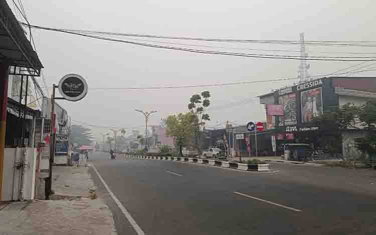 Kabut Asap Menebal di Kuala Kapuas pada Siang Hari, Jarak Pandang Terbatas hingga Sore