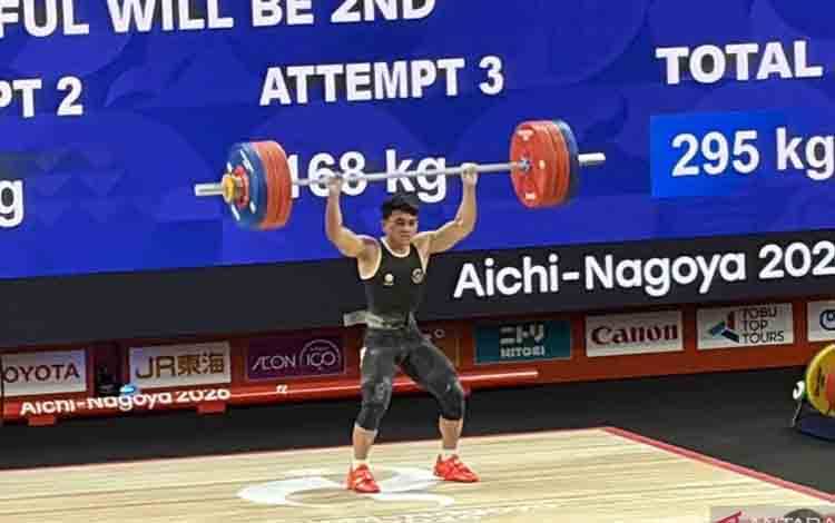 Lifter muda Indonesia Ricko Saputra beraksi pada nomor 65kg Asian Games Aichi-Nagoya 2026 di Nagoya City Trade and Industry Center, Kamis (24/9/2026). (ANTARA/Arindra Meodia)