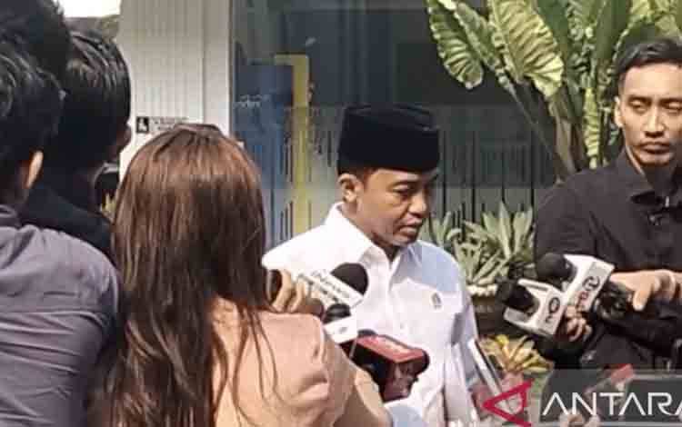 Menhut Raja Juli Antoni menjawab pertanyaan wartawan jelang ratas di Kompleks Istana Kepresidenan, Jakarta, Kamis (24/9/2026). ANTARA