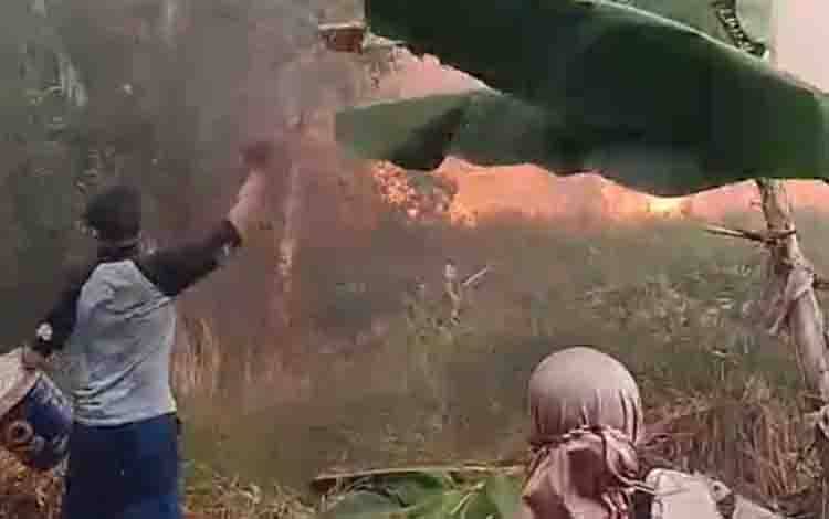 Karhutla Hebat Ancam Kompleks Firdaus Indah di Puntik Mandastana, Warga Halau Api dengan Alat Seadanya