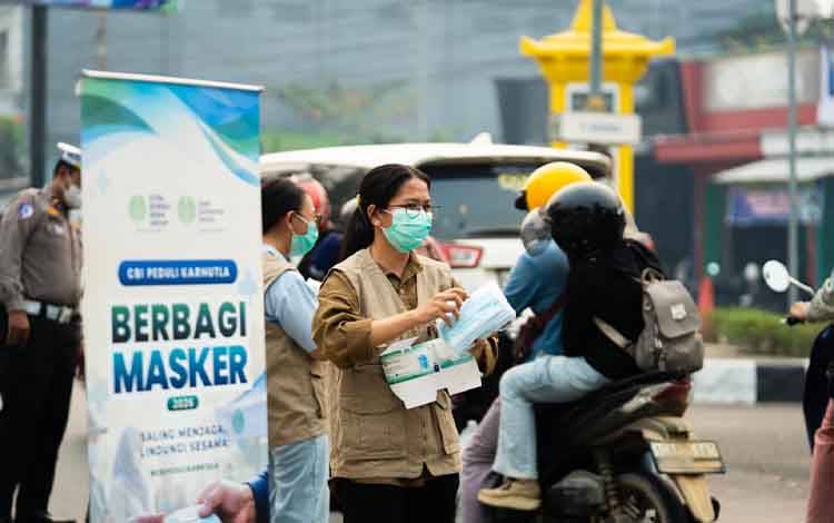Tanggap Dampak Karhutla, PT SSMS-CBI Group Bagikan Masker Gratis