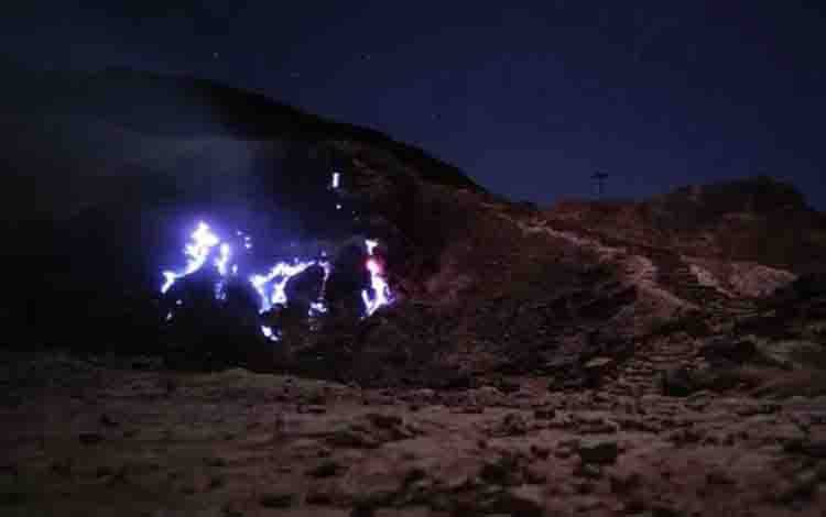 Suasana kawasan kawah di Gunung Papandayan yang terjadi peningkatan aktivitas yang terdeteksi muncul api berwarna biru dan potensi bahaya dengan kemunculan blue-fire atau semburan gas dan paparan gas vulkanik beracun di atas ambang batas di kawasan kawah gunung sejak 24 September 2026. (ANTARA/HO-BBKSDA Jabar)