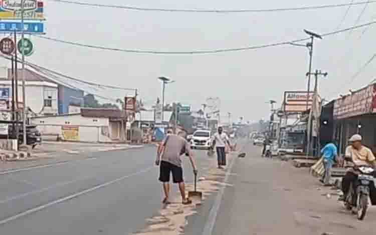 Solar Berceceran di Jalan Trans Kalimantan Anjir Pasar, Pengendara Ekstra Waspada