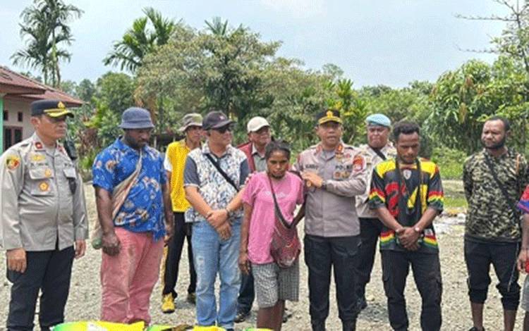 Polisi Kembalikan Demerina Korban Penculikan KKB Jila ke Keluarga