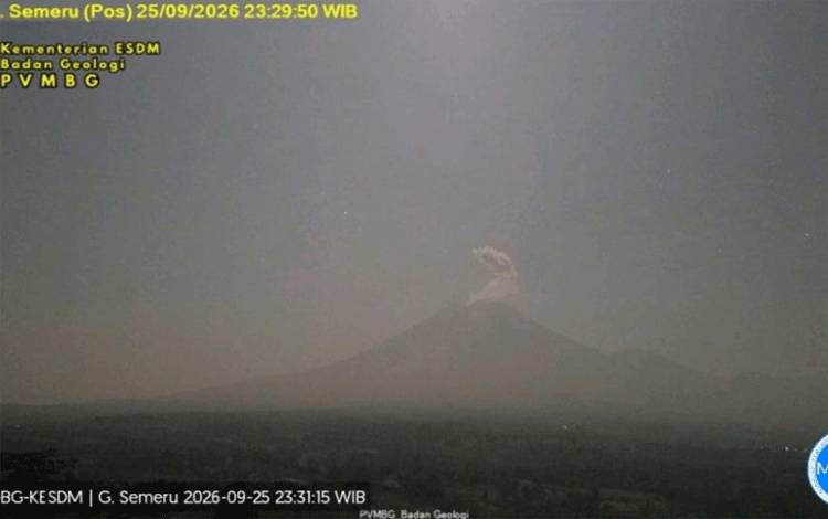Gunung Semeru erupsi dengan tinggi letusan mencapai 800 meter di atas puncak pada Jumat (25/9/2026) malam. ANTARA/HO-PVMBG