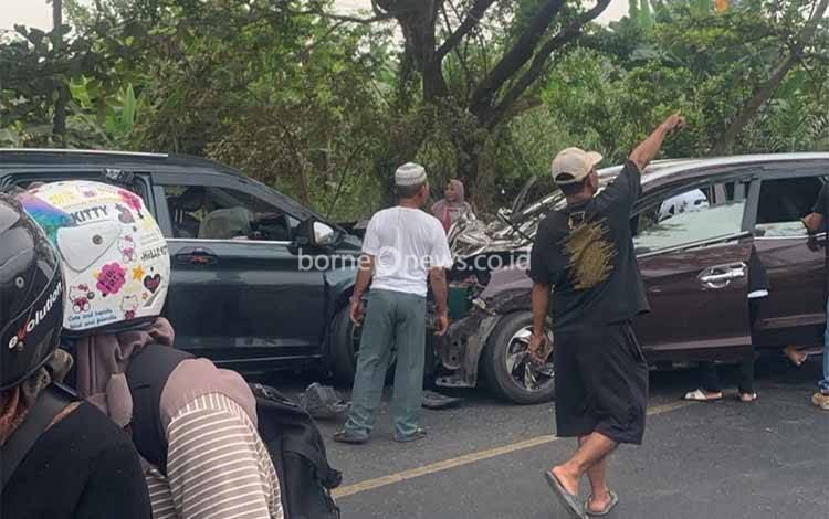 Dua Mobil Tabrakan di Trans Kalimantan Km 26, Tiga Korban Dievakuasi