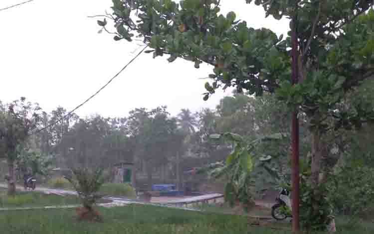 Hujan Guyur Kapuas Timur dan Basarang, Kabut Asap Mulai Terurai