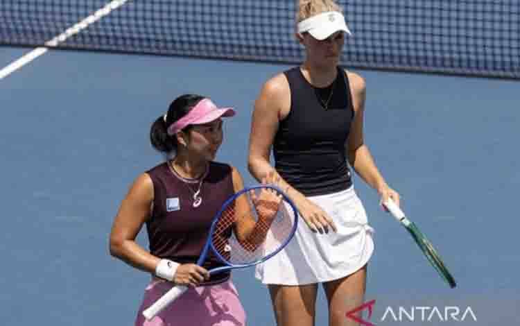 ARSIP - Petenis Indonesia Aldila Sutjiadi (kiri) bersama petenis Selandia Baru Erin Routliffe (kanan) beraksi dalam pertandingan babak semifinal Mubadala Citi DC Open 2026 melawan pasangan China Qian Tang/Yifan Xu di Washington D.C., Amerika Serikat, Jumat (31/7/2026). WTA/pri.