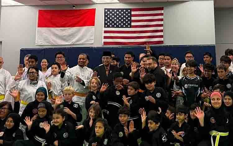 Duta Besar Republik Indonesia untuk Amerika Serikat (AS) Indroyono Soesilo (tengah atas) dalam Kejuaraan Pencak Silat Amerika Serikat Ke-III yang digelar di Herndon, Virginia, pada 26 September 2026. /ANTARA/KBRI Washington.