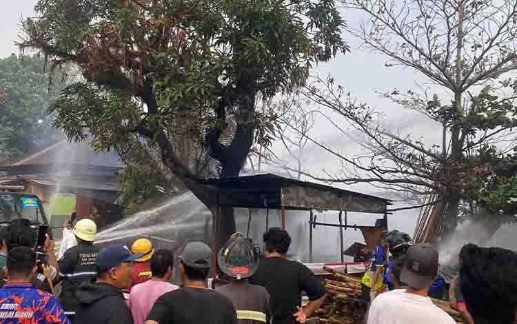 Kebakaran Rumah di Belakang RSUD Sultan Suriansyah, Api Berhasil Dipadamkan