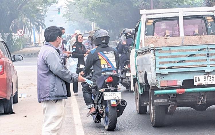 Empat Organisasi Wartawan Kalteng Kolaborasi Salurkan 5.250 Masker ke Warga