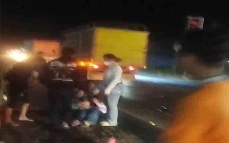 Motor dan Mobil Terlibat Kecelakaan di Sei Baras Kuala Kapuas, Korban Dilarikan ke RS